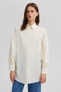 Camicia oversize beige con dettaglio manica