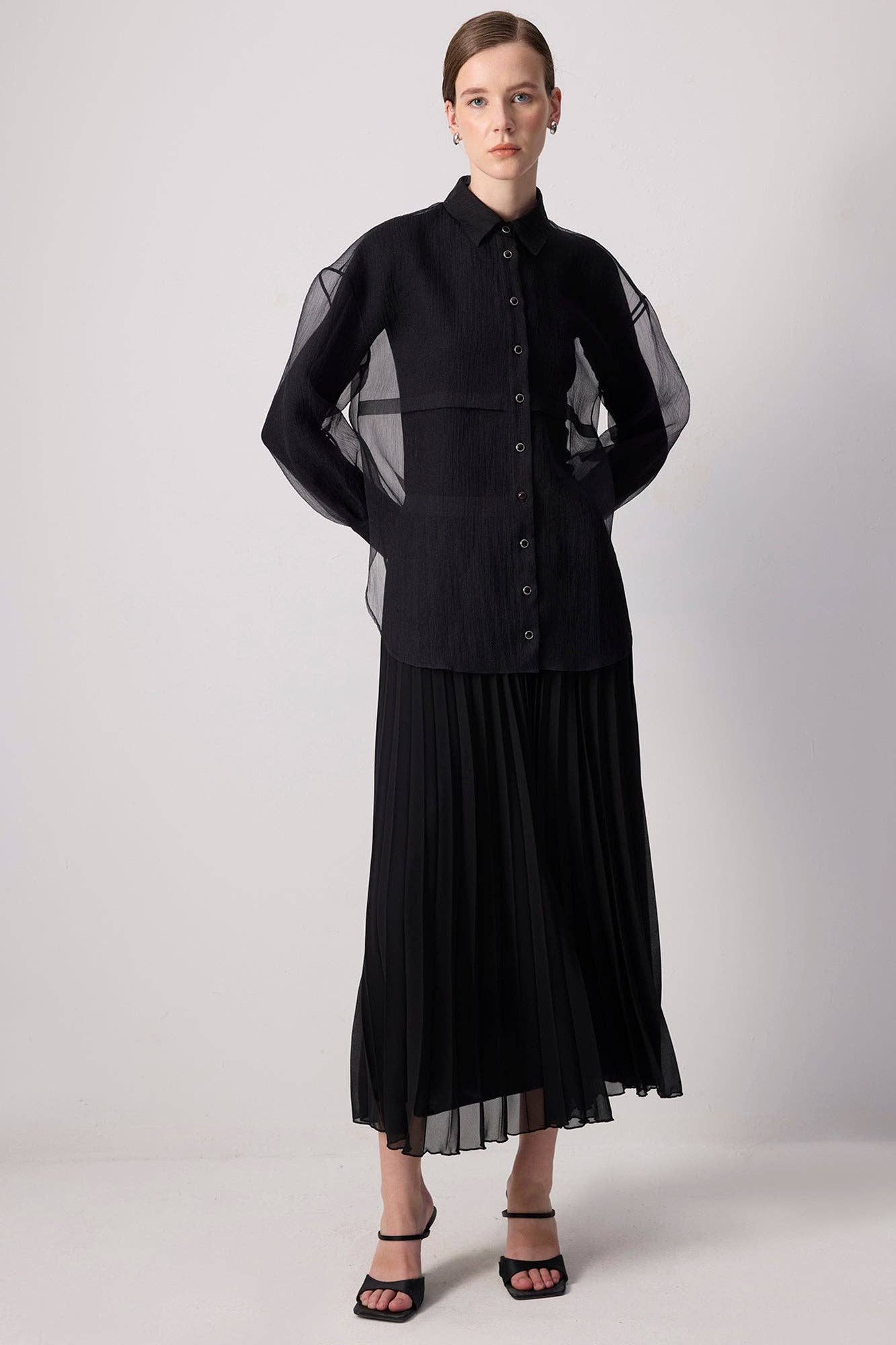 Camicia in organza nera con maniche trasparenti