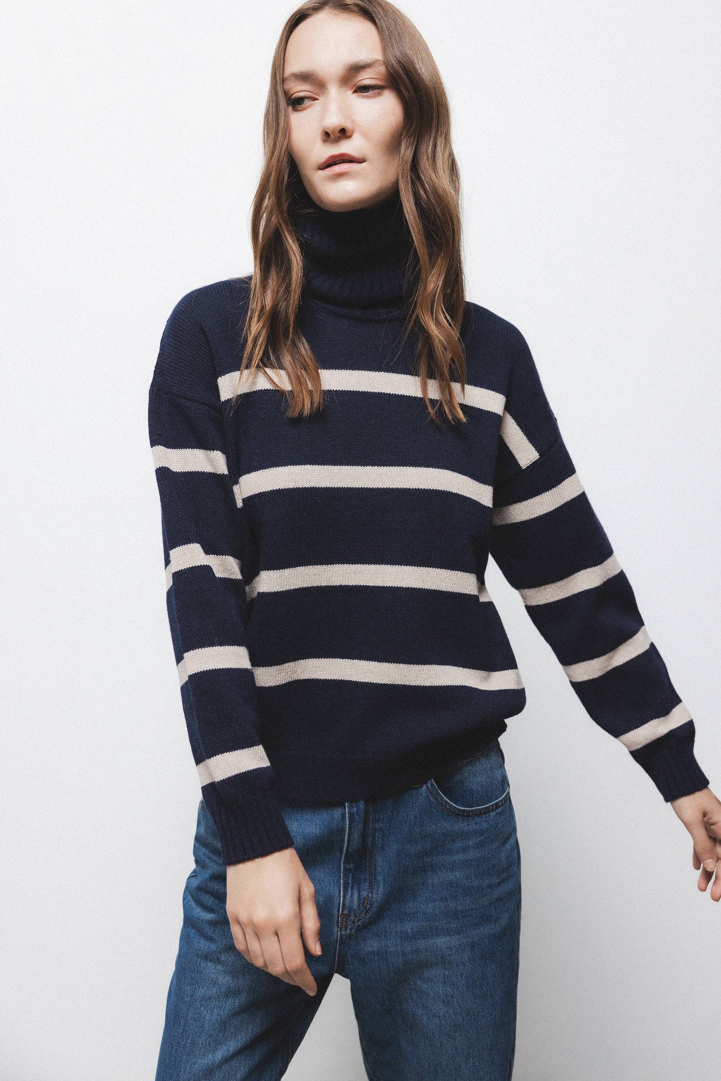 Maglione a righe in maglia con collo alto