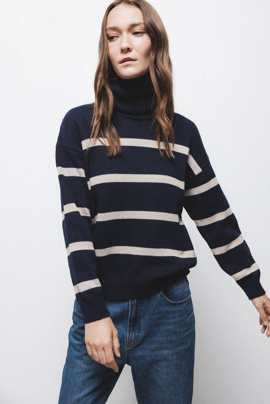 Maglione a righe in maglia con collo alto