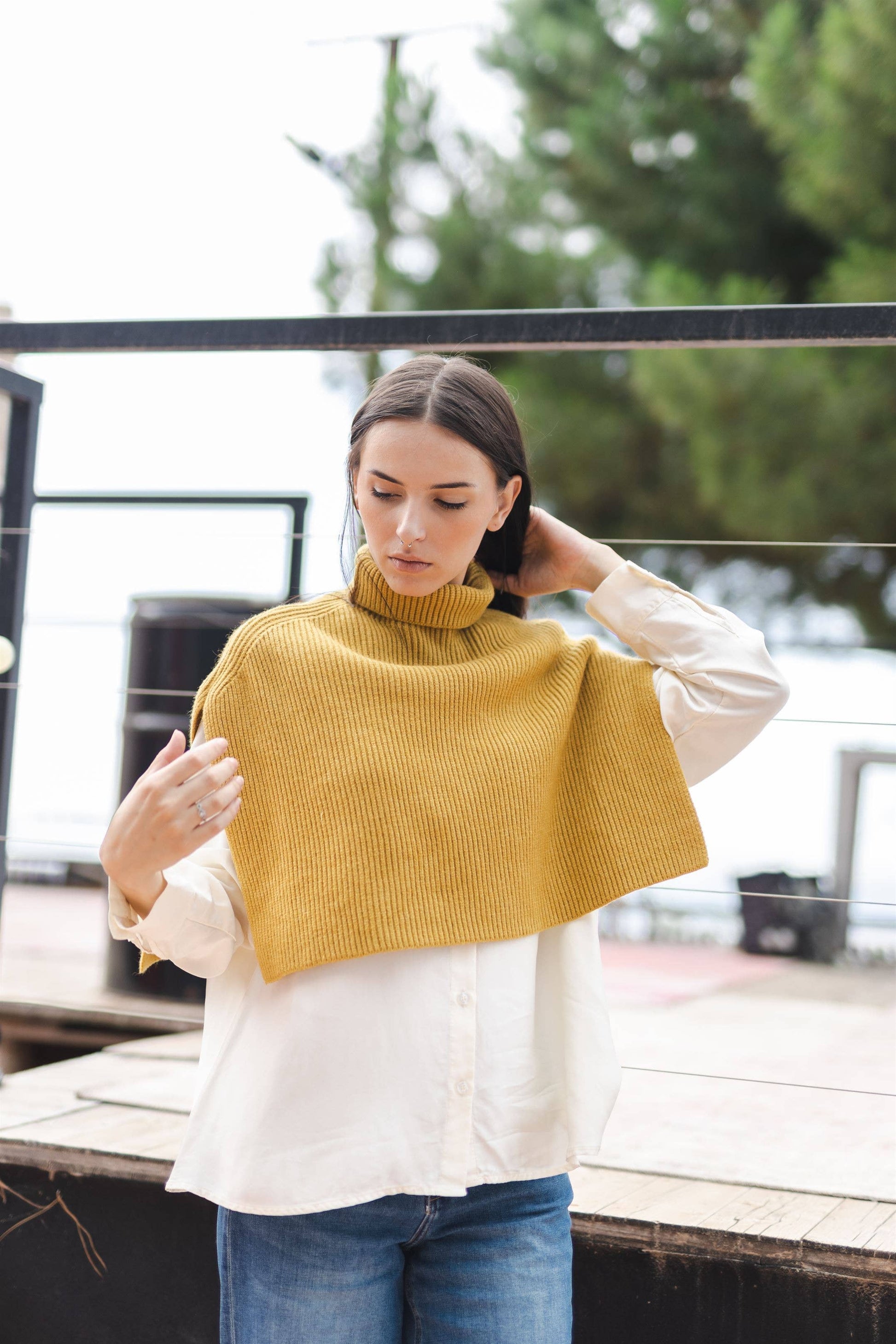 Poncho maglione in maglia a coste con collo alto