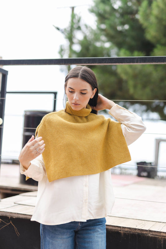 Poncho maglione in maglia a coste con collo alto