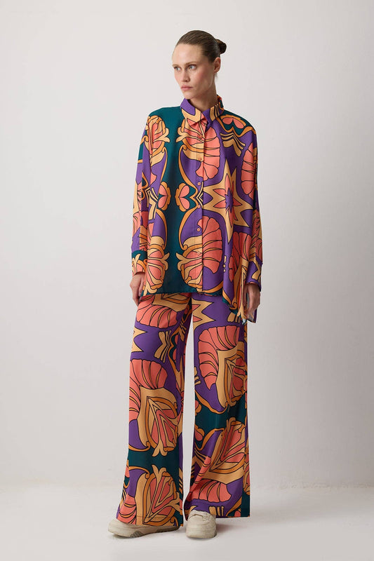 Completo camicia e pantaloni a fantasia multicolor