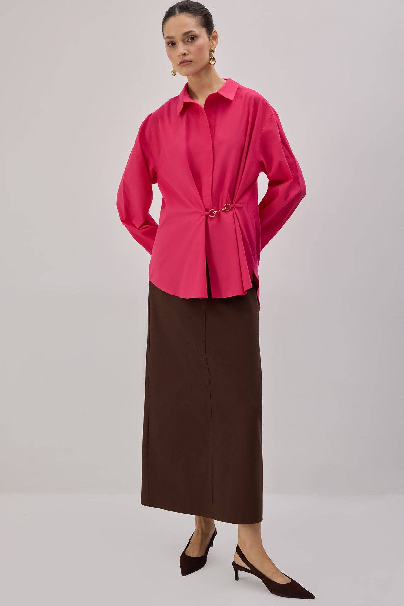 Camicia in popeline fucsia con accessori in metallo