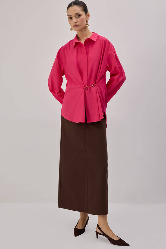 Camicia in popeline fucsia con accessori in metallo