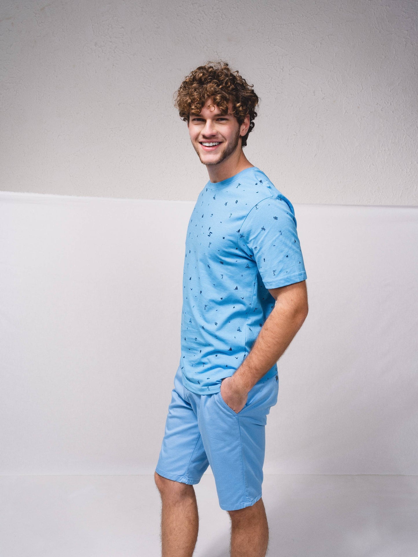 T-shirt basic in cotone con micro stampa e logo ricamato