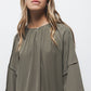 Blusa con pieghe e maniche arricciate