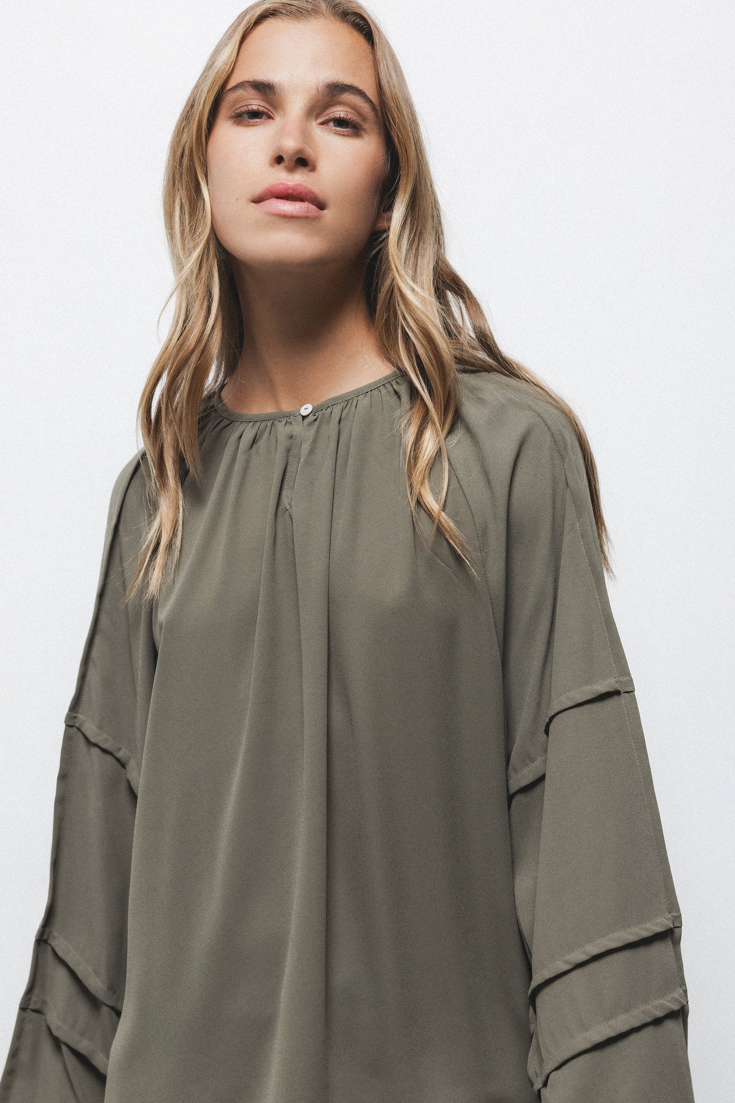 Blusa con pieghe e maniche arricciate