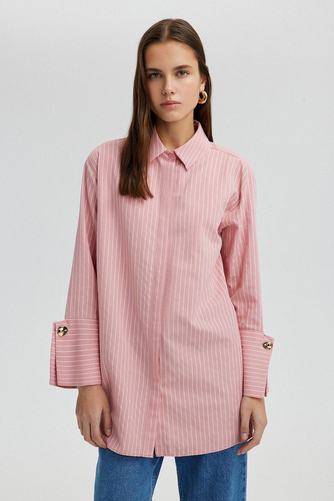 Camicia a righe rosa con polsini larghi