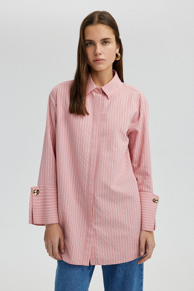 Camicia a righe rosa con polsini larghi