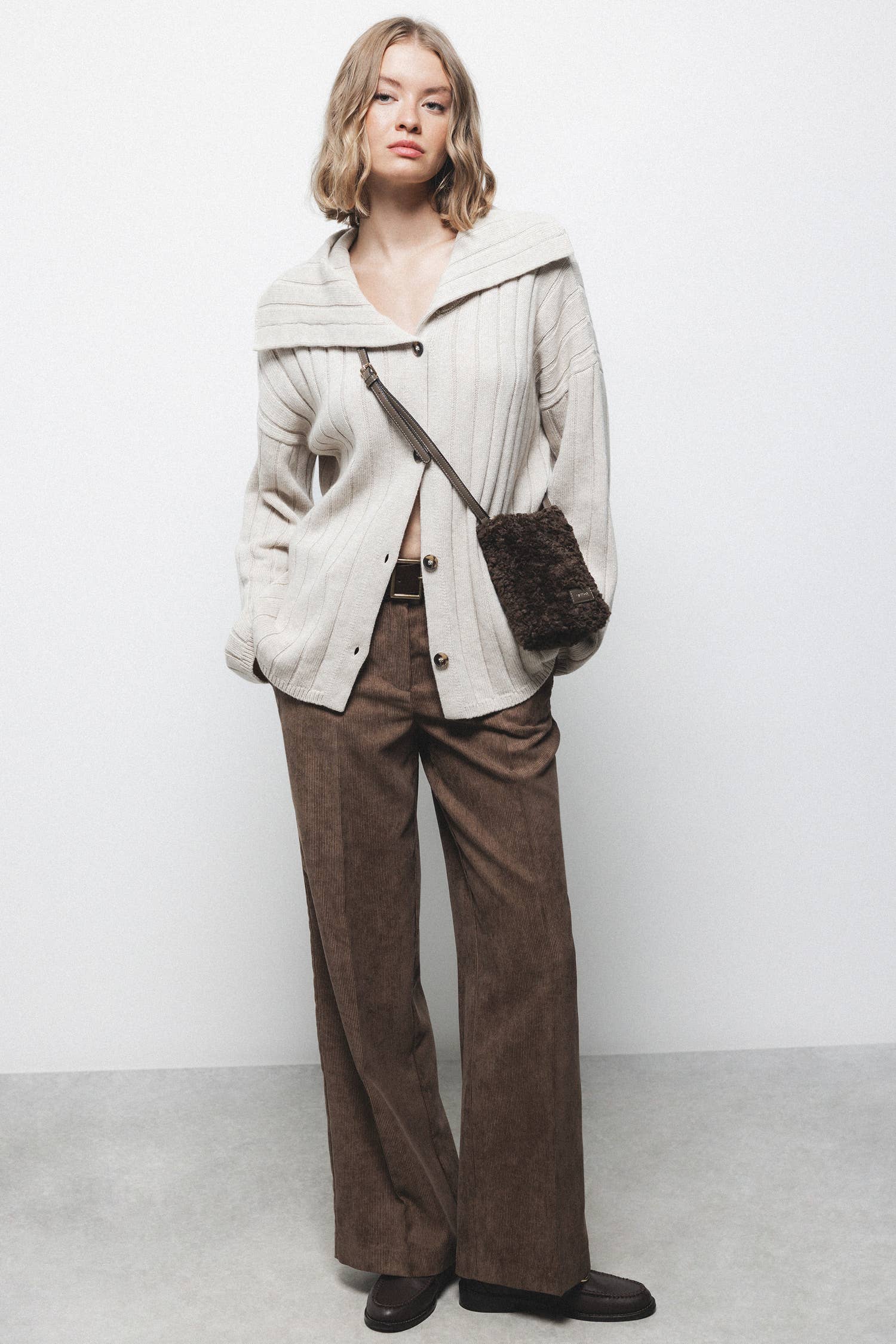 Cardigan a costine con collo ampio