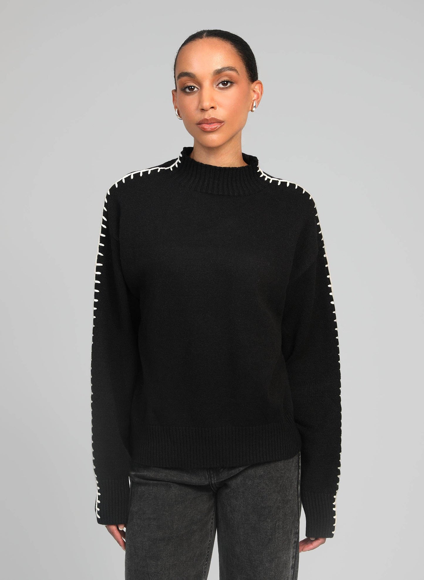 Maglione dolcevita nero Nissya con cuciture a contrasto