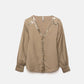 Blusa beige con scollo a V e dettagli di paillettes
