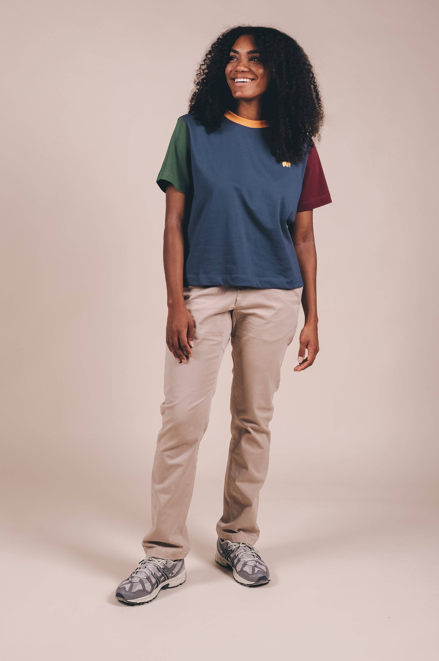 T-shirt donna color block blu con ricamo elefante