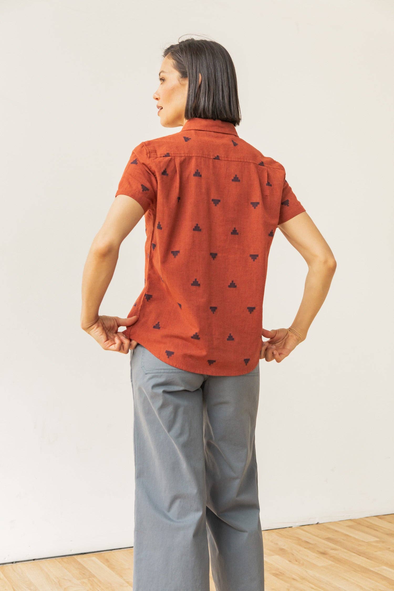 Camicia a maniche corte Lana con motivo piramidi color ruggine