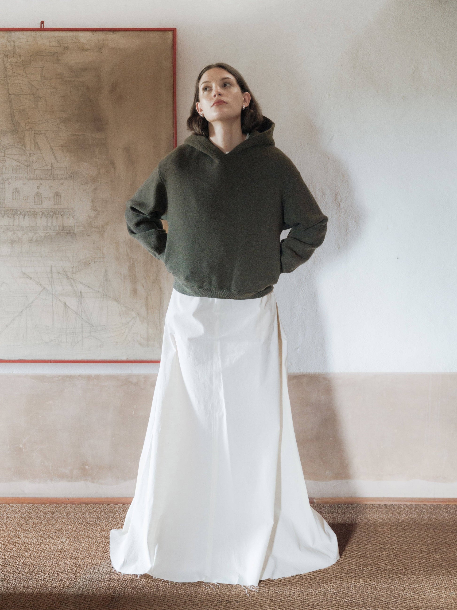 Felpa cropped con cappuccio in lana d’agnello superfine