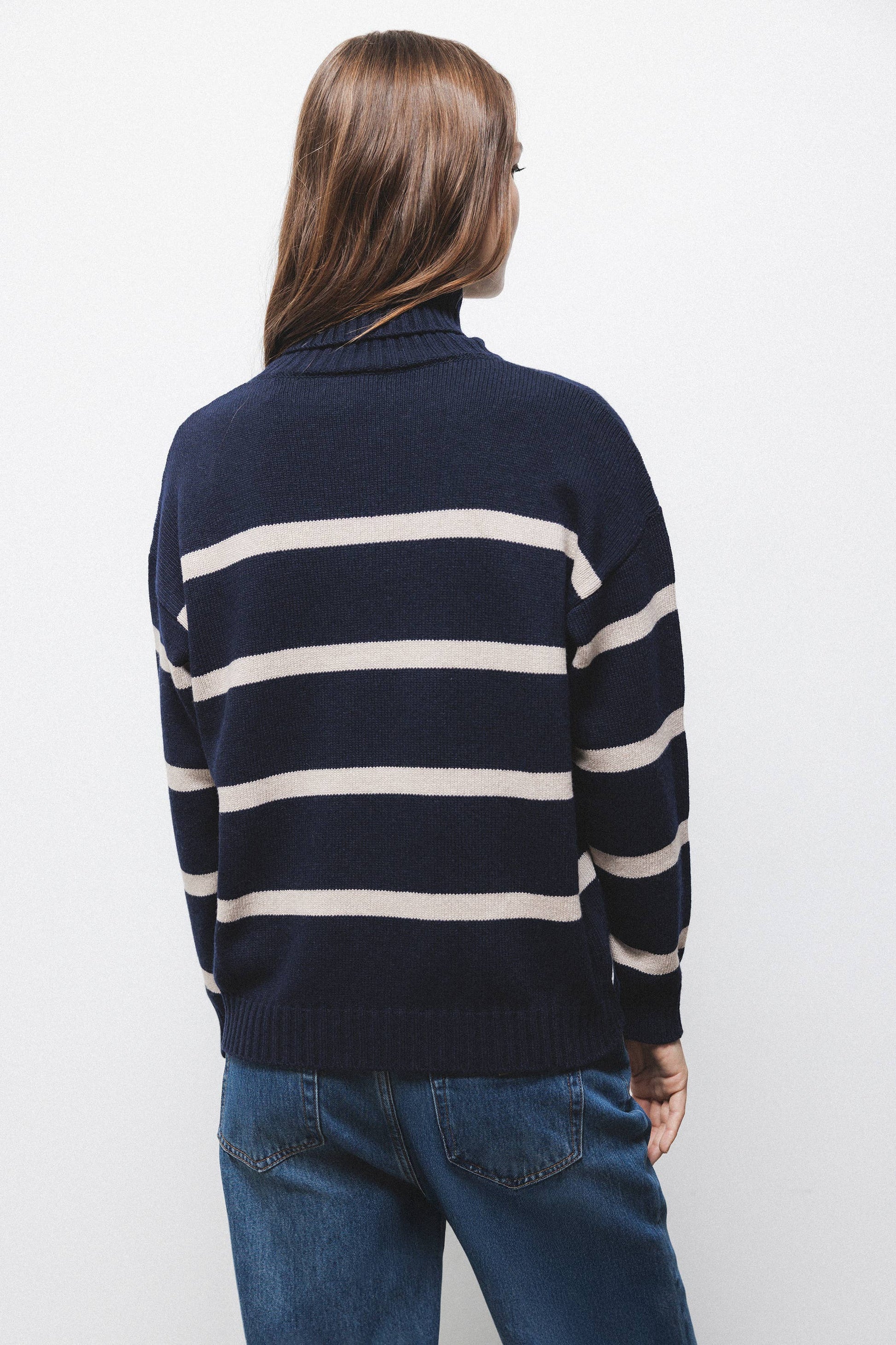 Maglione a righe in maglia con collo alto