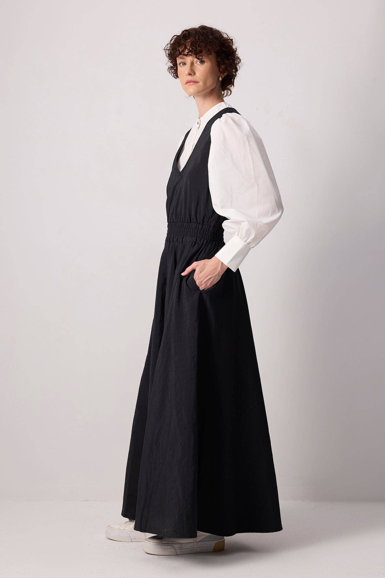 Abito maxi nero senza maniche con scollo a V e vita elastica