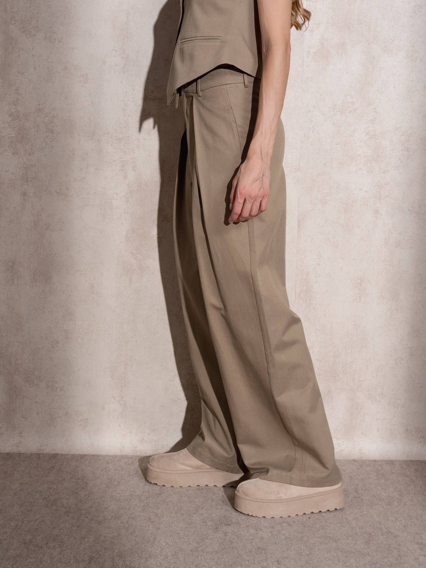Pantaloni a palazzo con pinces in viscosa e cotone