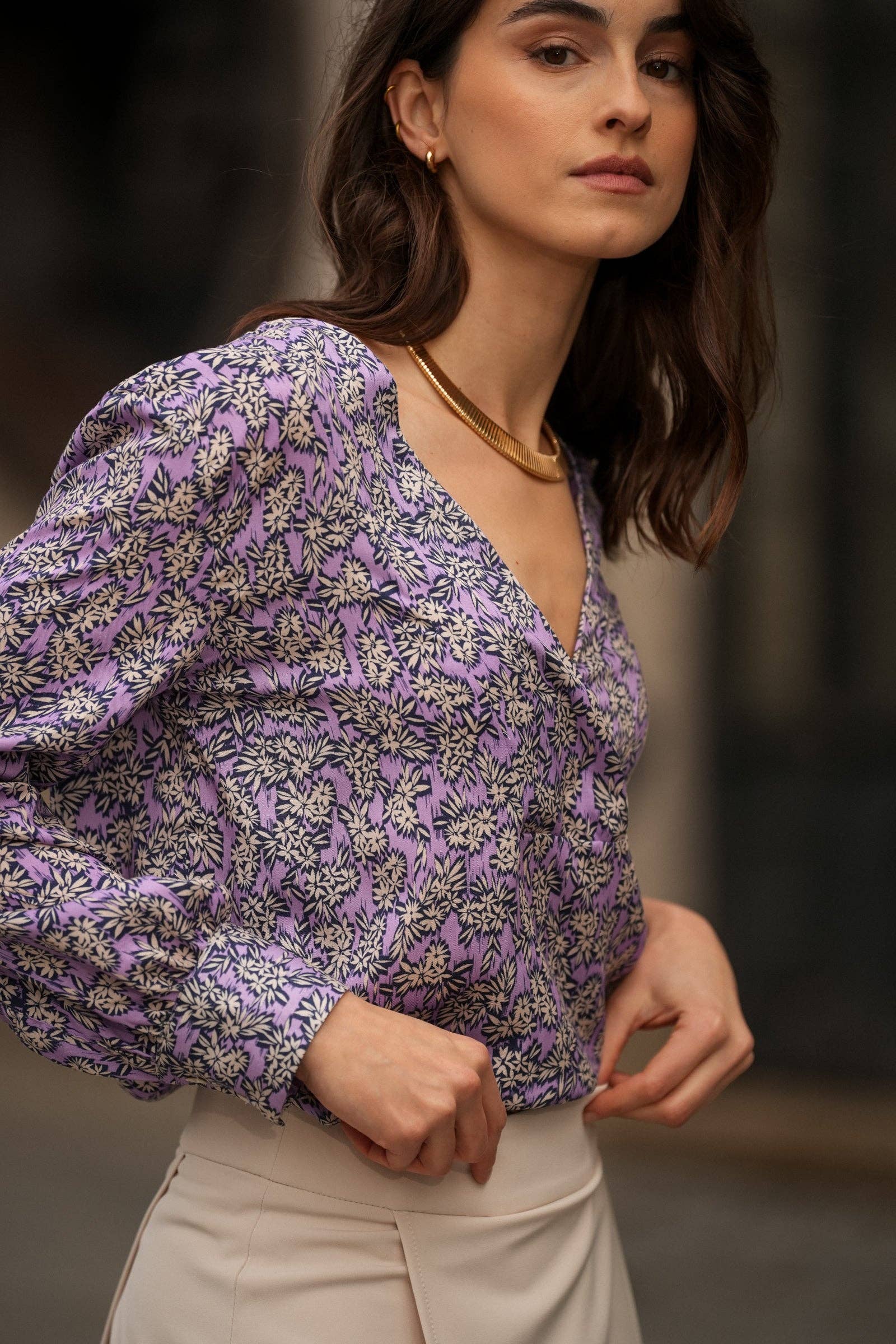 Blusa stampata floreale con scollo a V