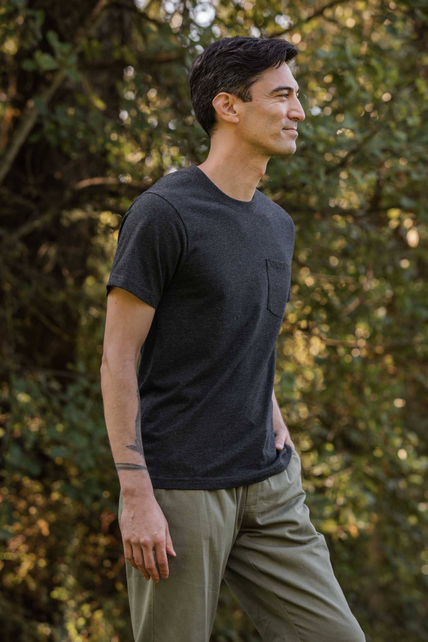 T-shirt con taschino in cotone riciclato