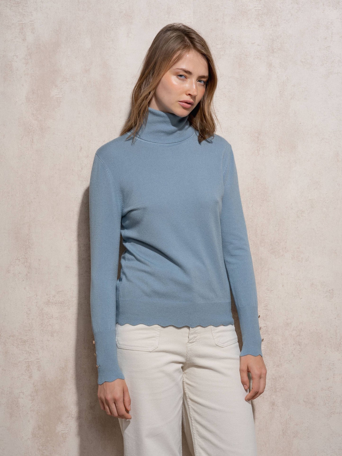 Maglia dolcevita a coste con bottoni dorati