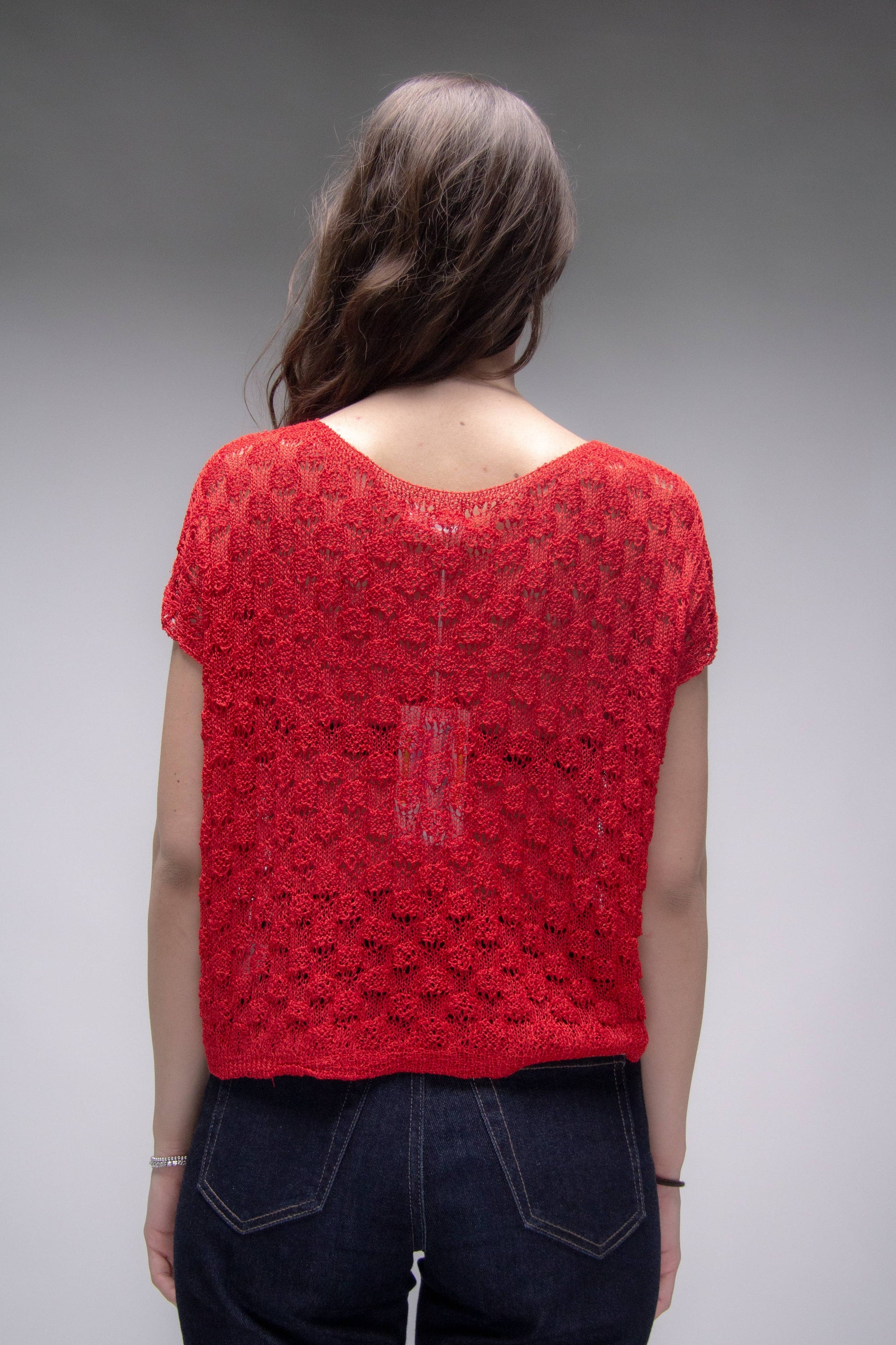 Top corto in crochet traforato dal fit ampio