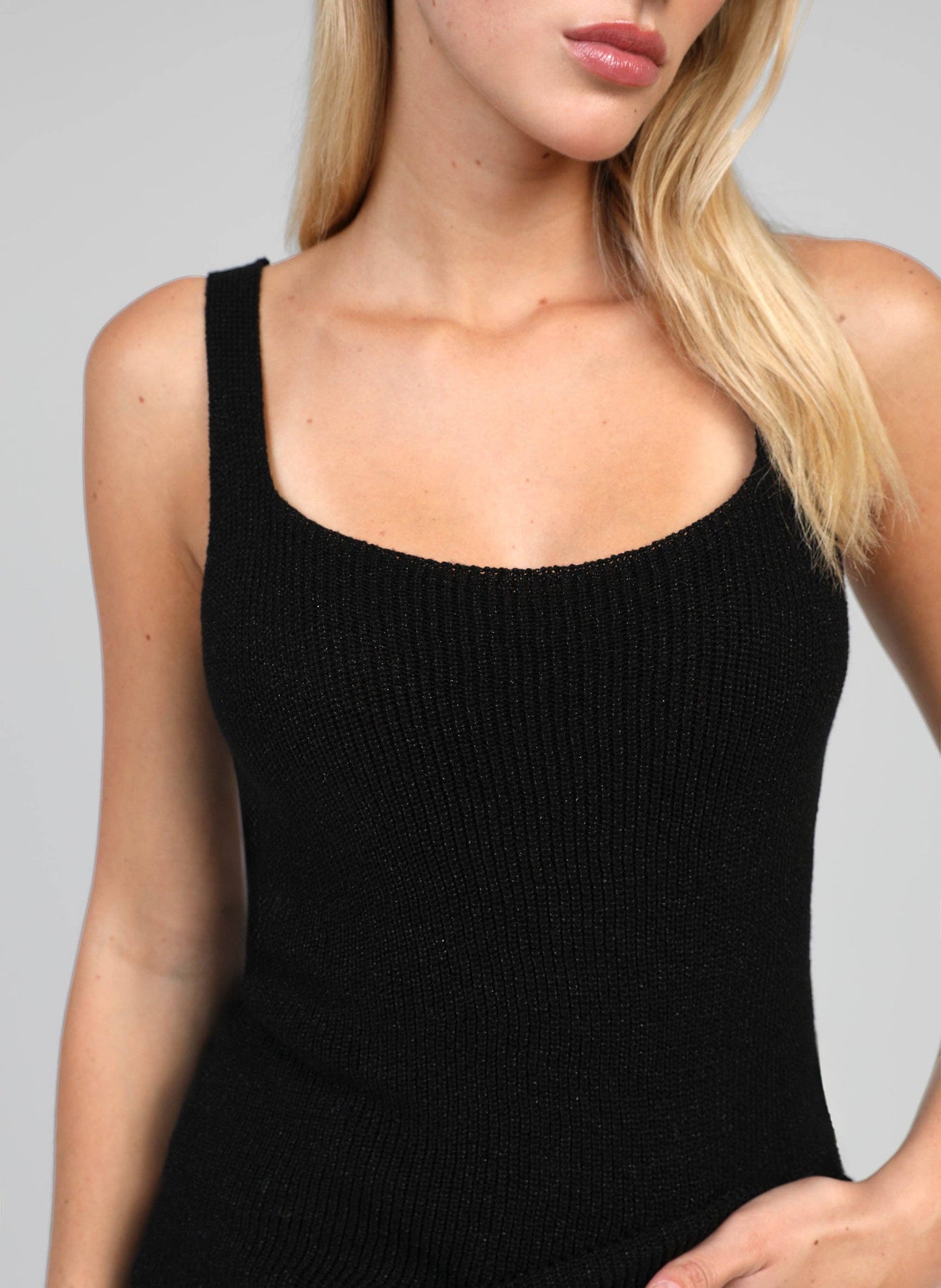 Canotta in maglia metallizzata nera con scollo quadrato