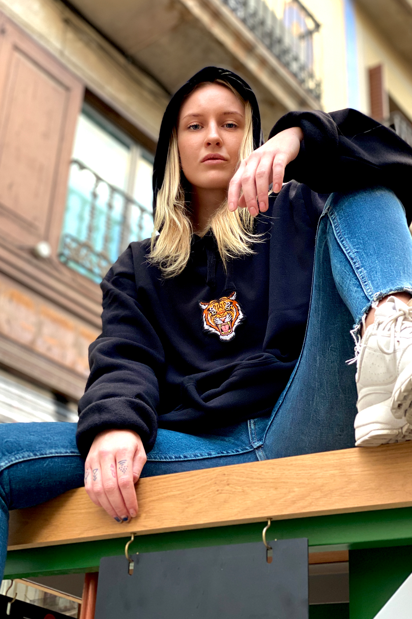 Felpa nera oversize unisex con ricamo tigre