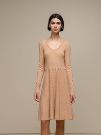 Abito in maglia con scollo a V e borchie