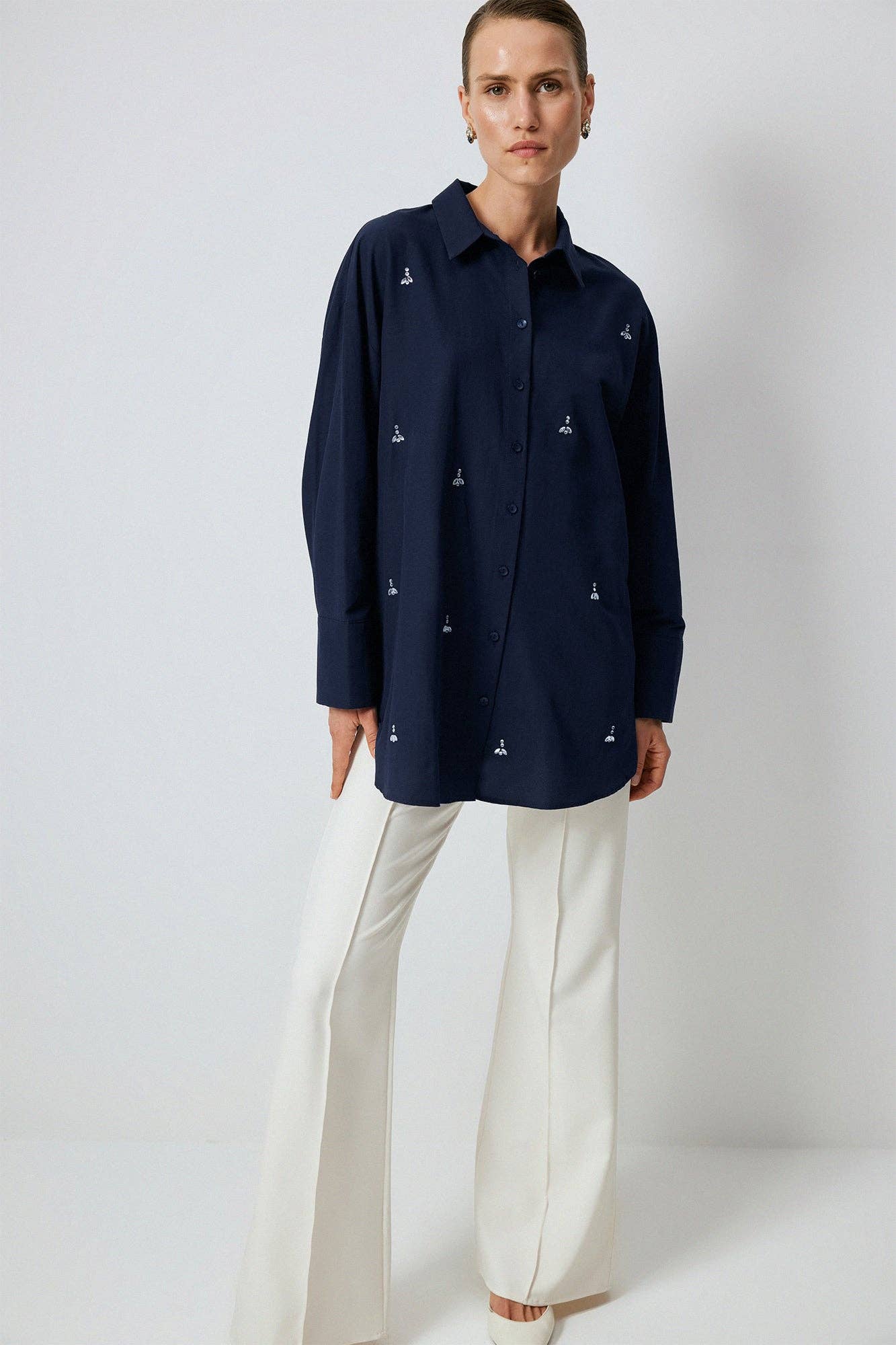 Camicia ricamata con applicazioni gioiello blu navy