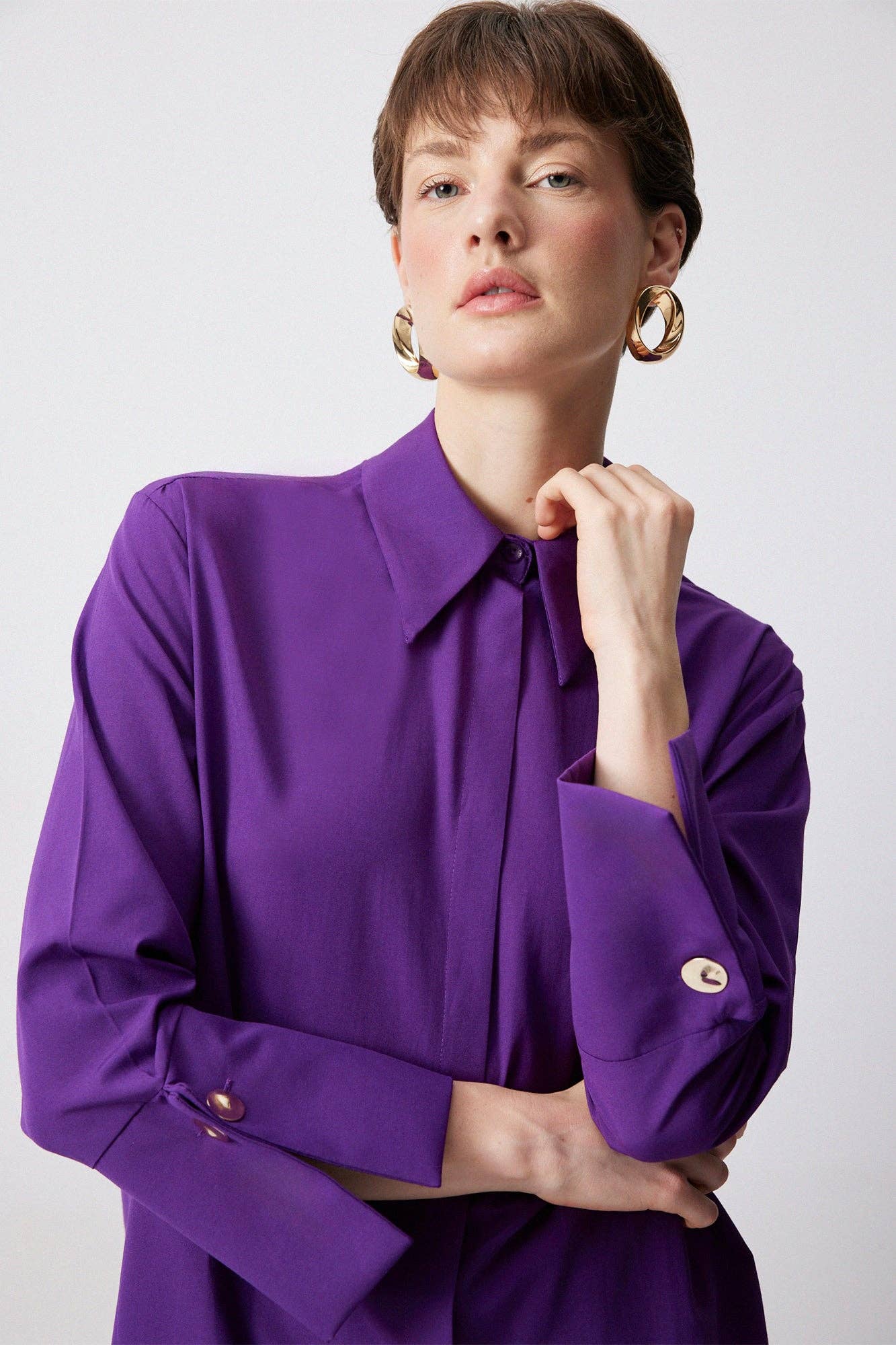 Camicia in popeline viola con polsini larghi decorativi in misto cotone