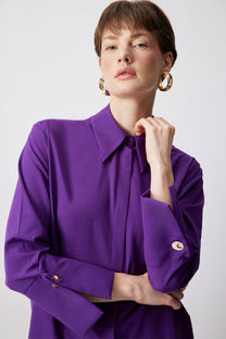 Camicia in popeline viola con polsini larghi decorativi in misto cotone
