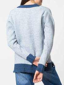 Maglione bicolore a coste con scollo a V