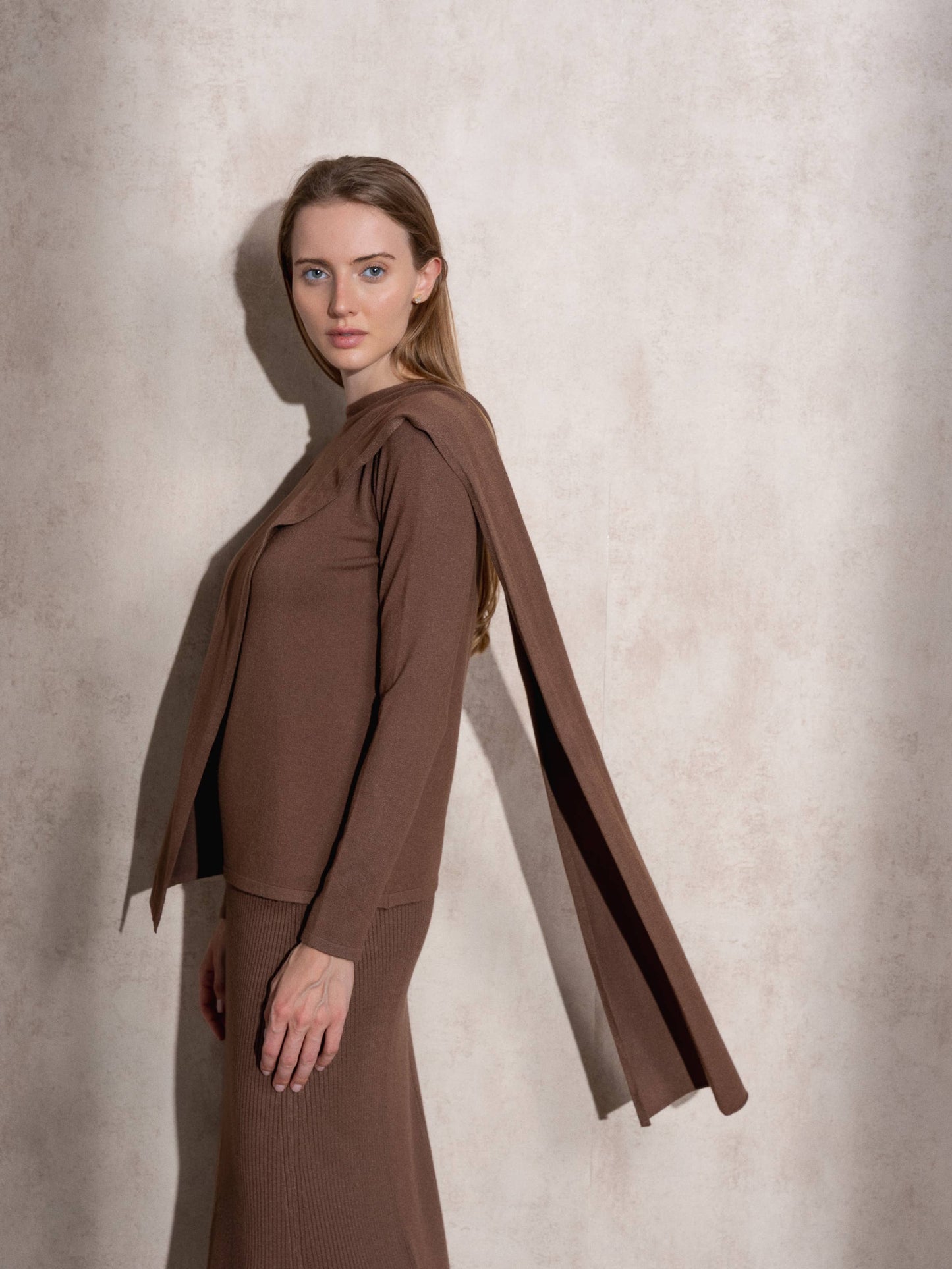 Maglione in maglia con sciarpa abbinata