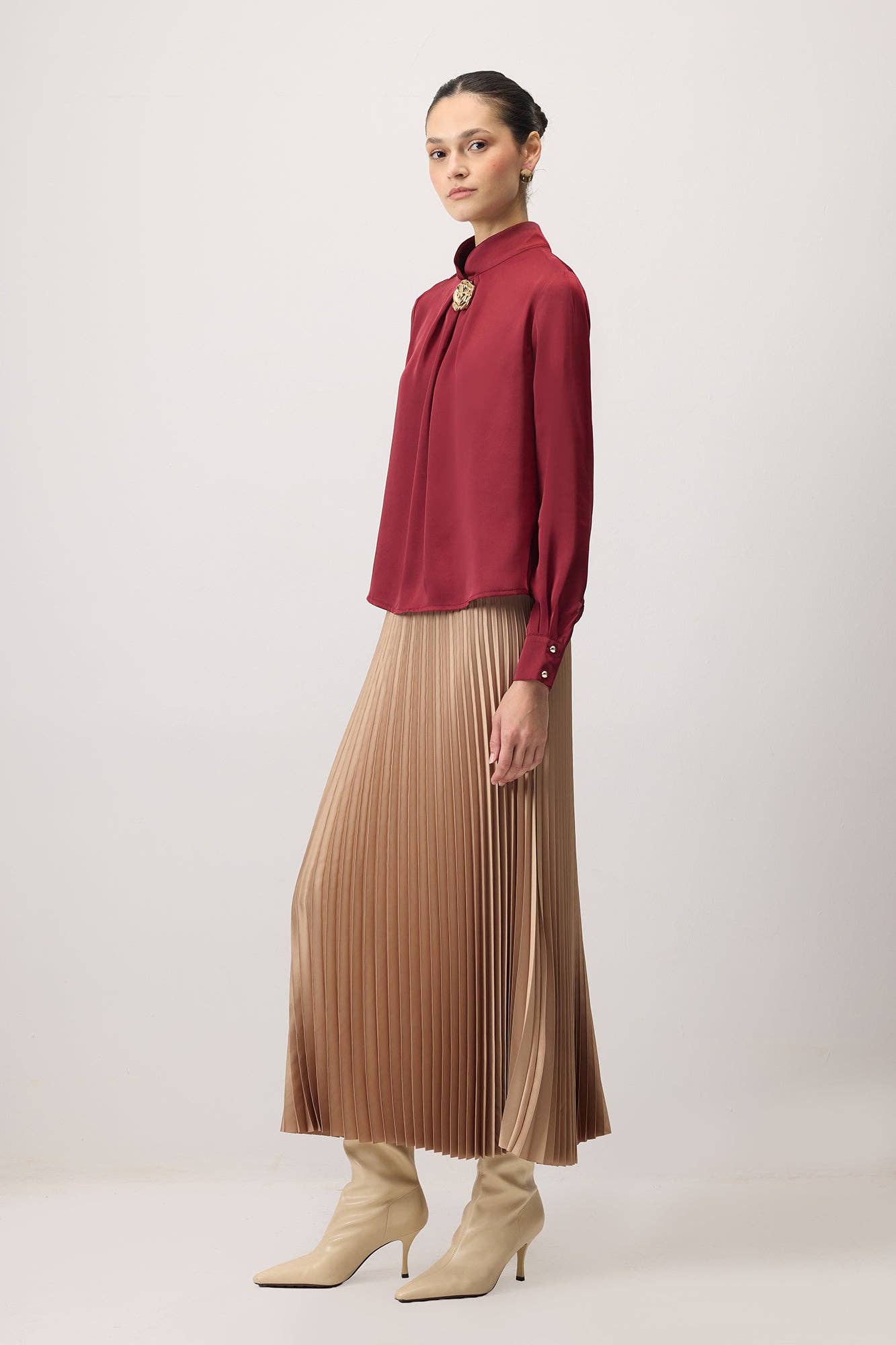Camicetta bordeaux con spilla rosa