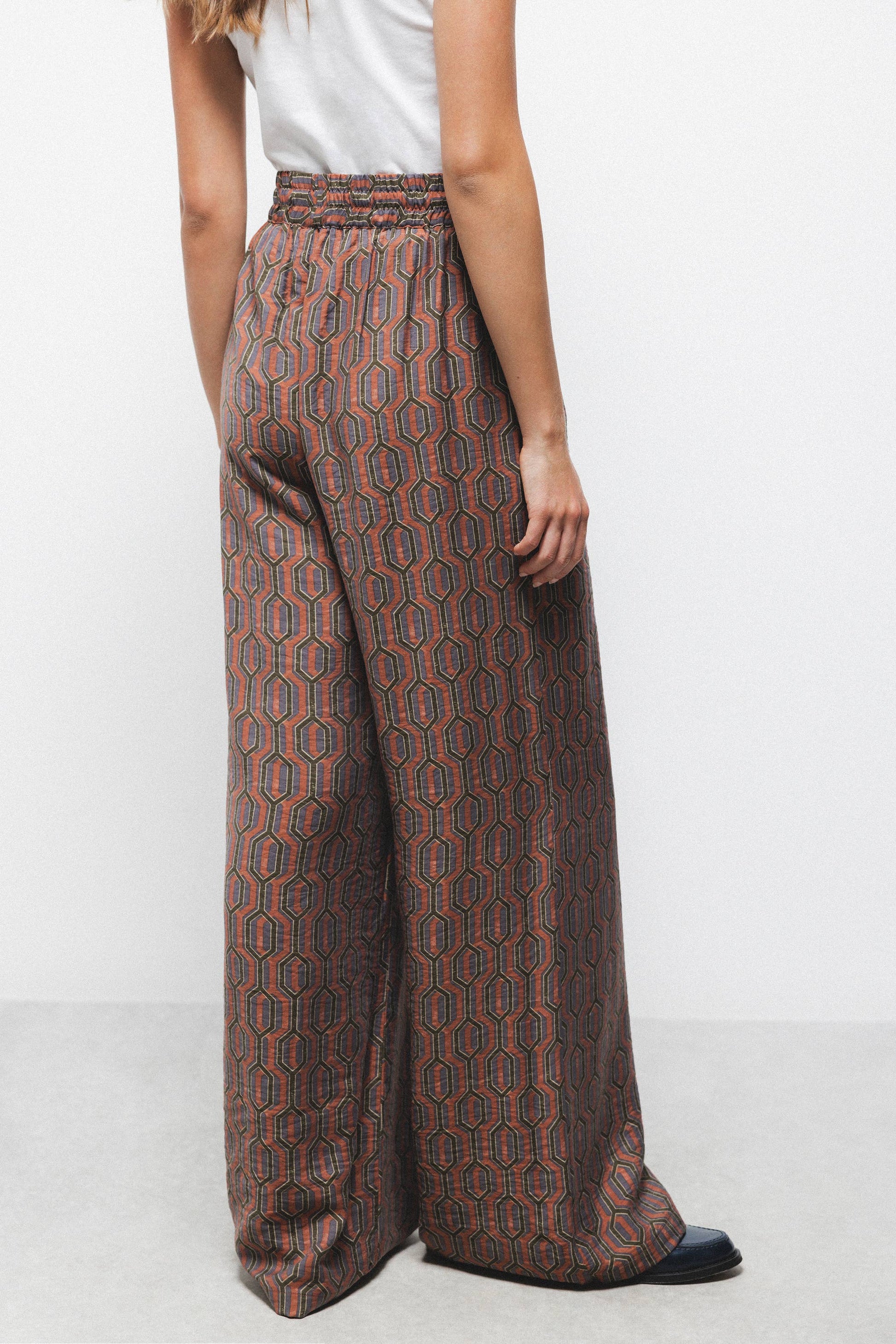 Pantaloni a gamba larga con stampa geometrica e coulisse