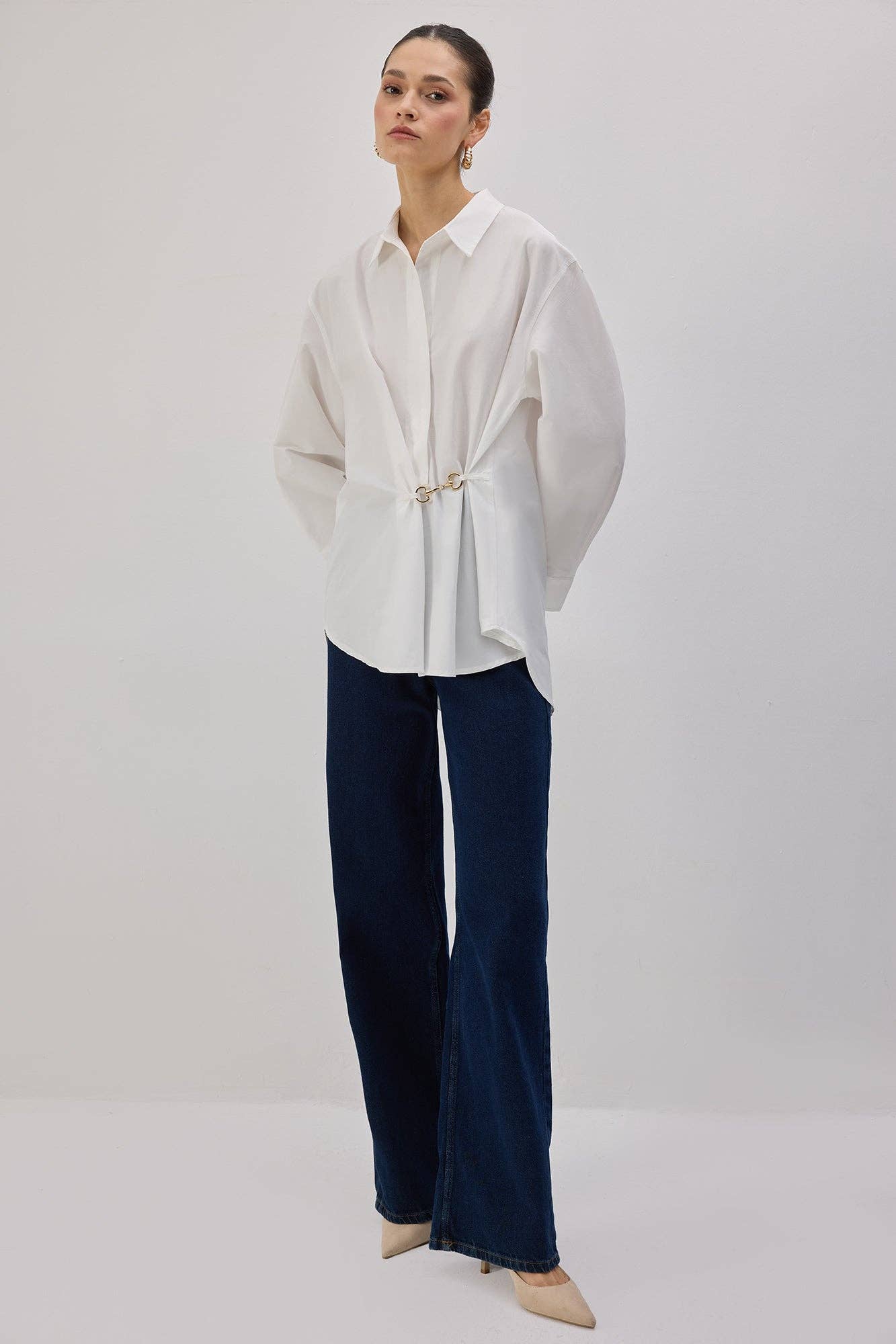 Camicia in popeline con accessori in metallo