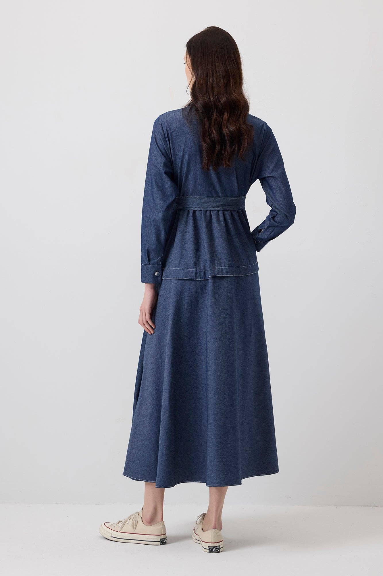 Abito camicia maxi in denim con cuciture a contrasto