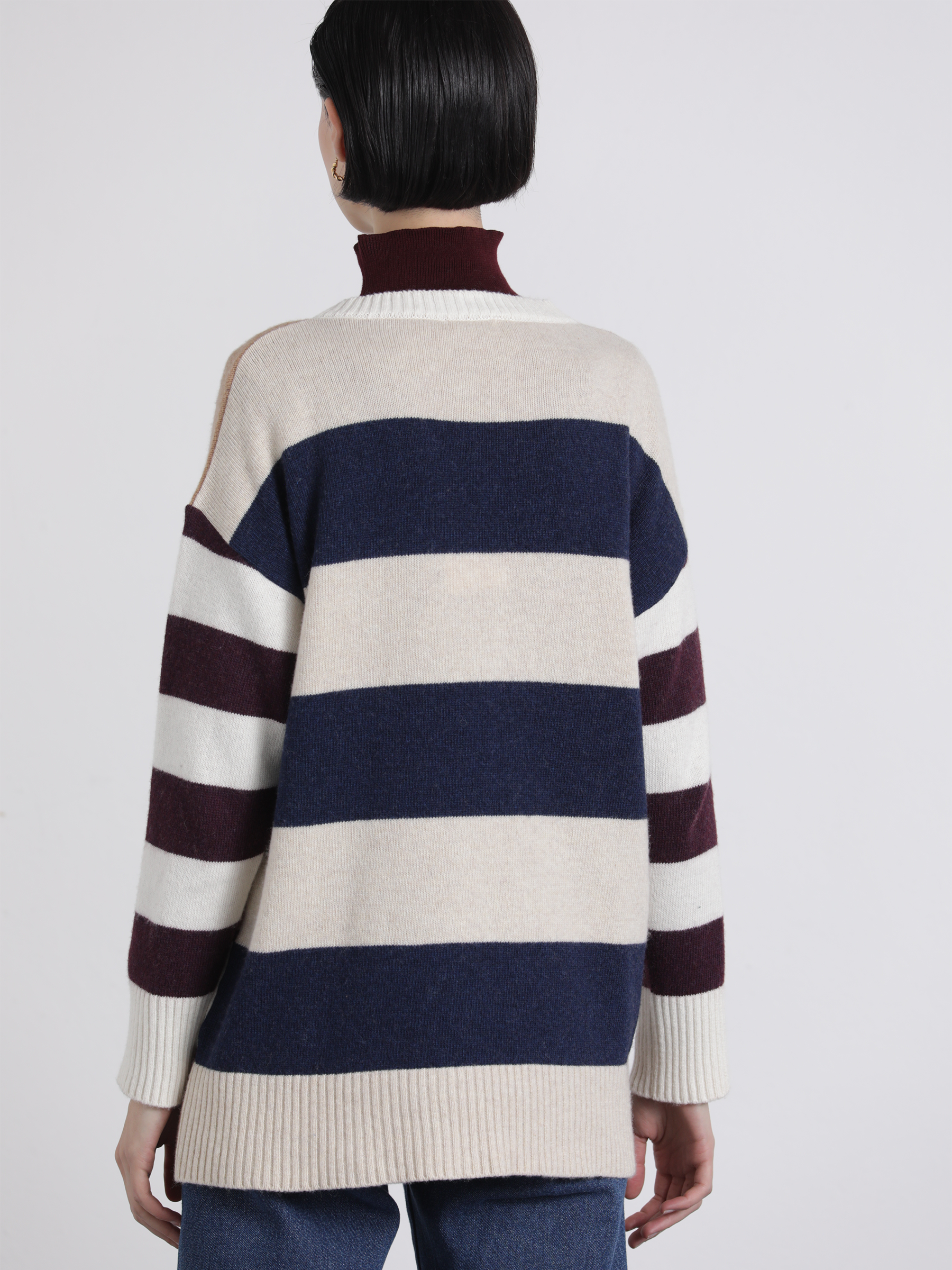 Maglione oversize a righe con collo alto