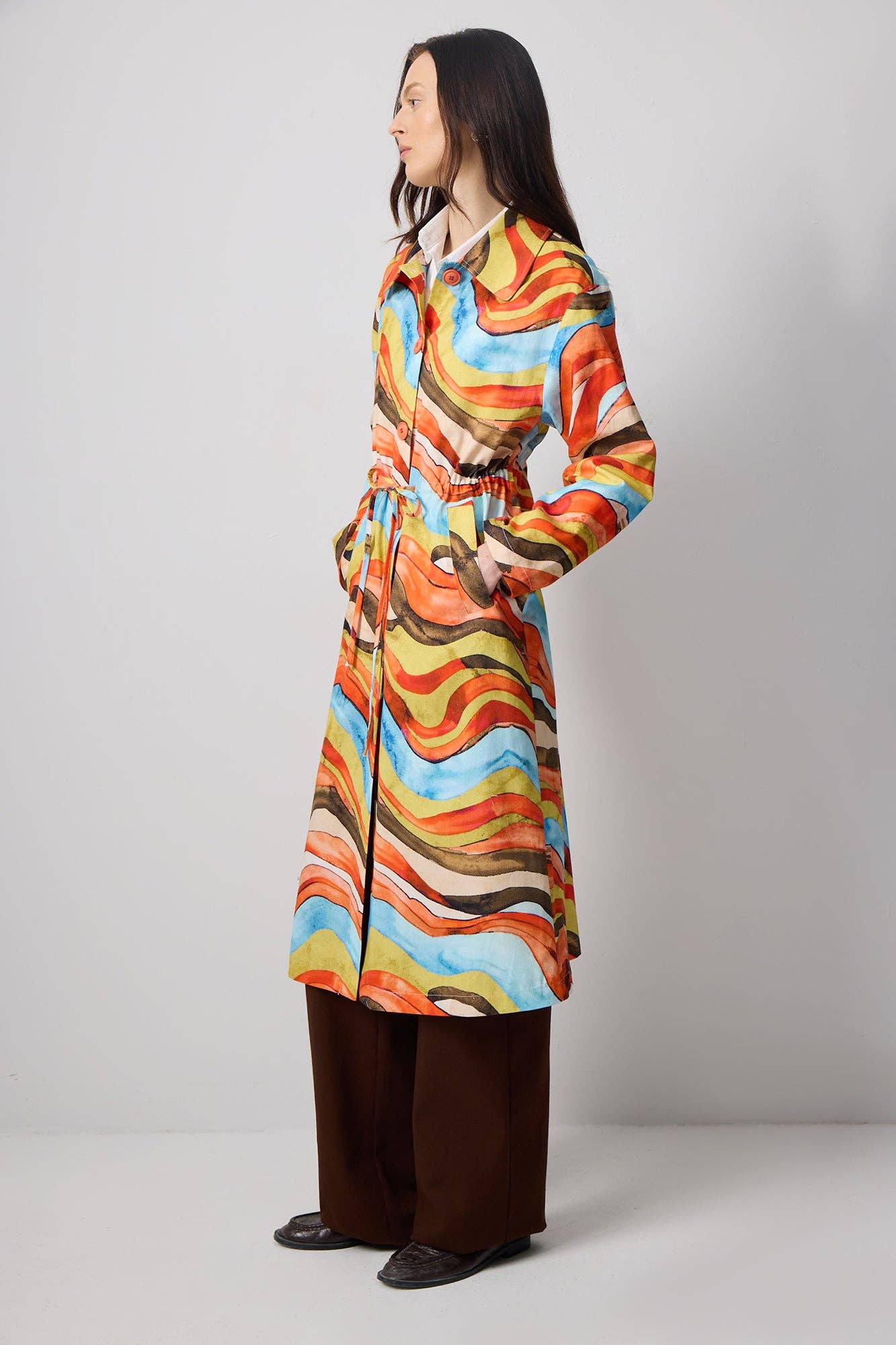 Trench coat in cotone con cintura e stampa astratta Colorwave