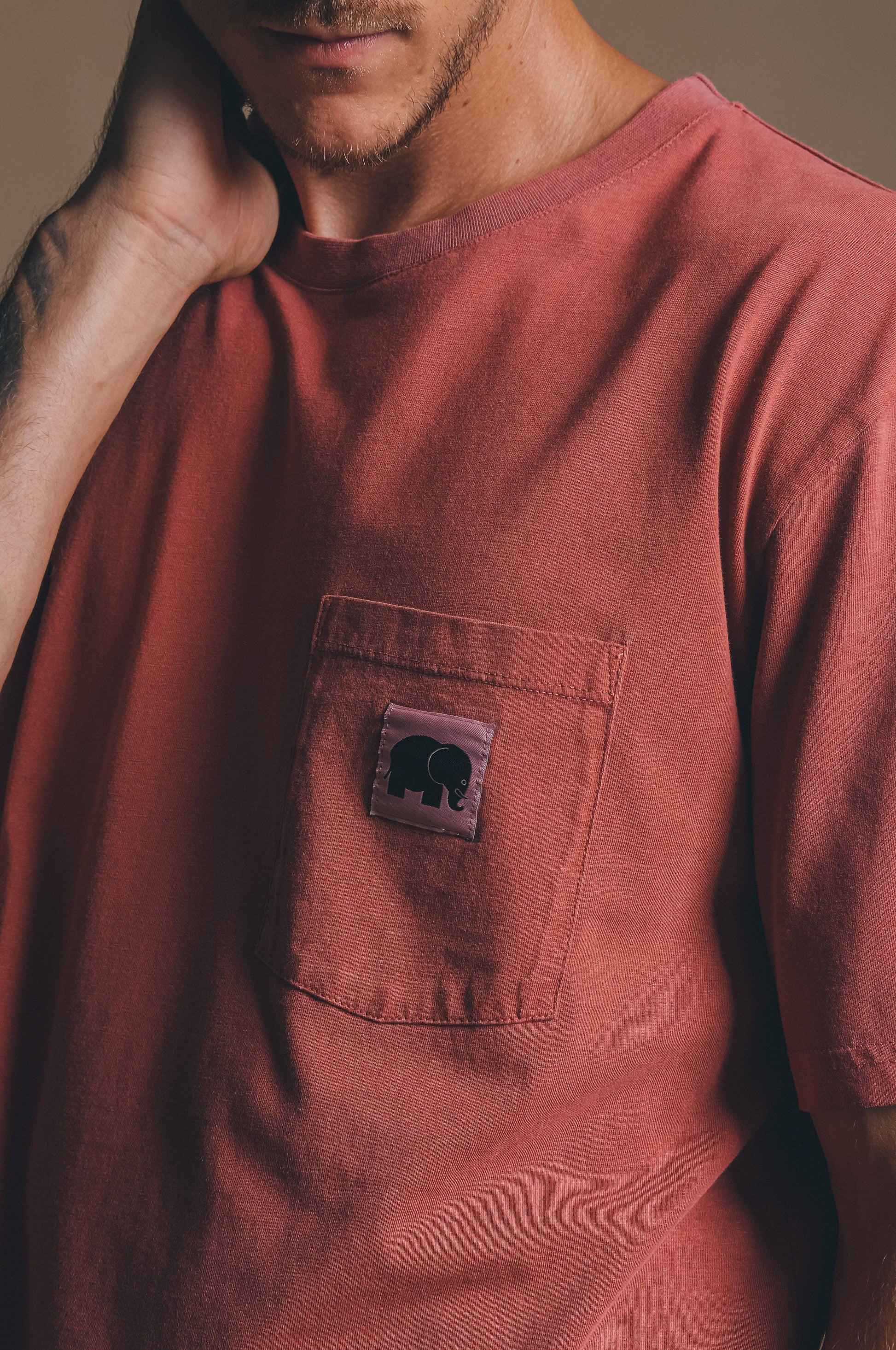 T-shirt tinta a pigmento Burning Sky con taschino