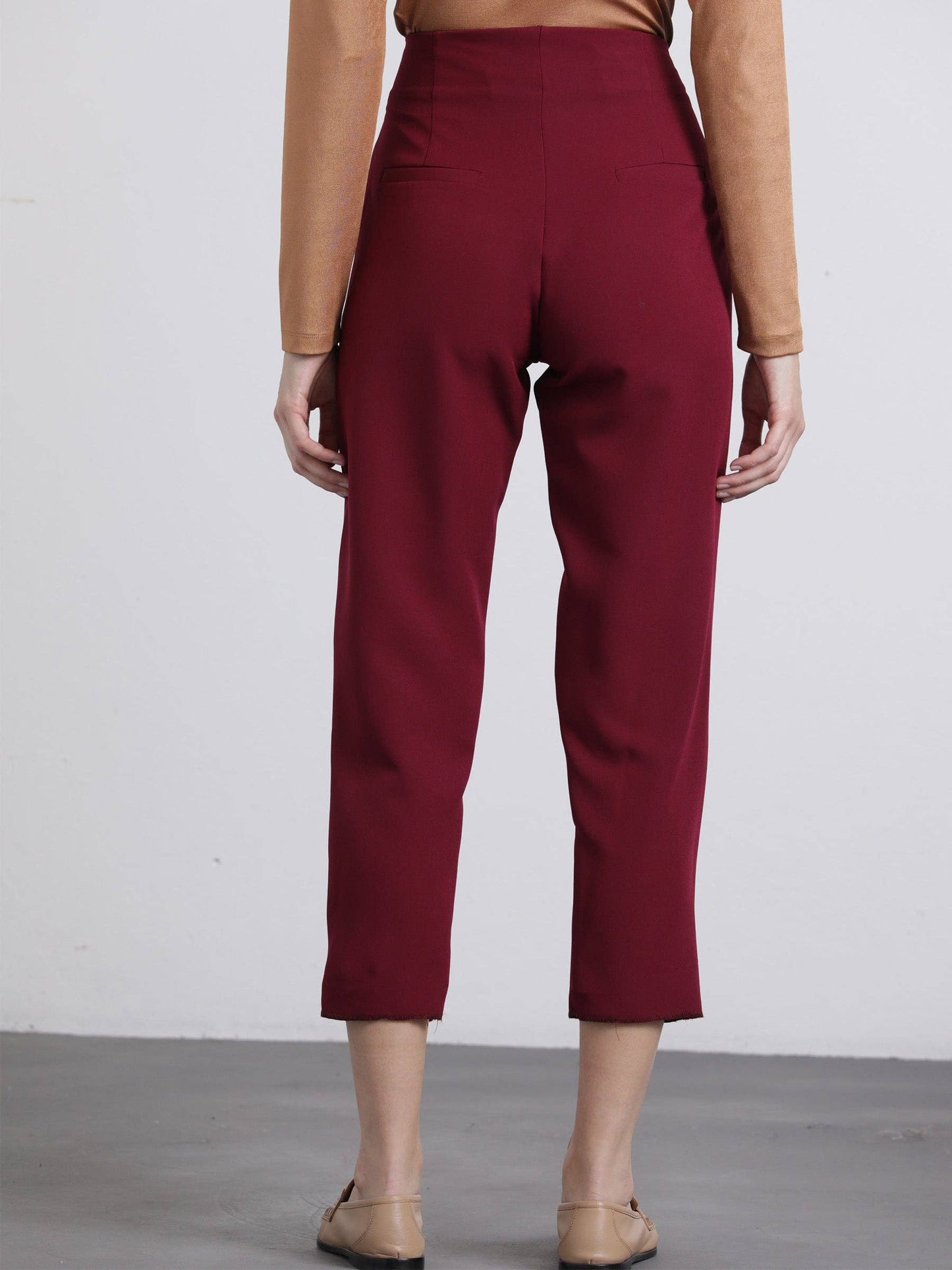 Pantaloni cropped bordeaux con bottoni dorati