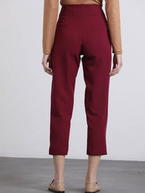 Pantaloni cropped bordeaux con bottoni dorati