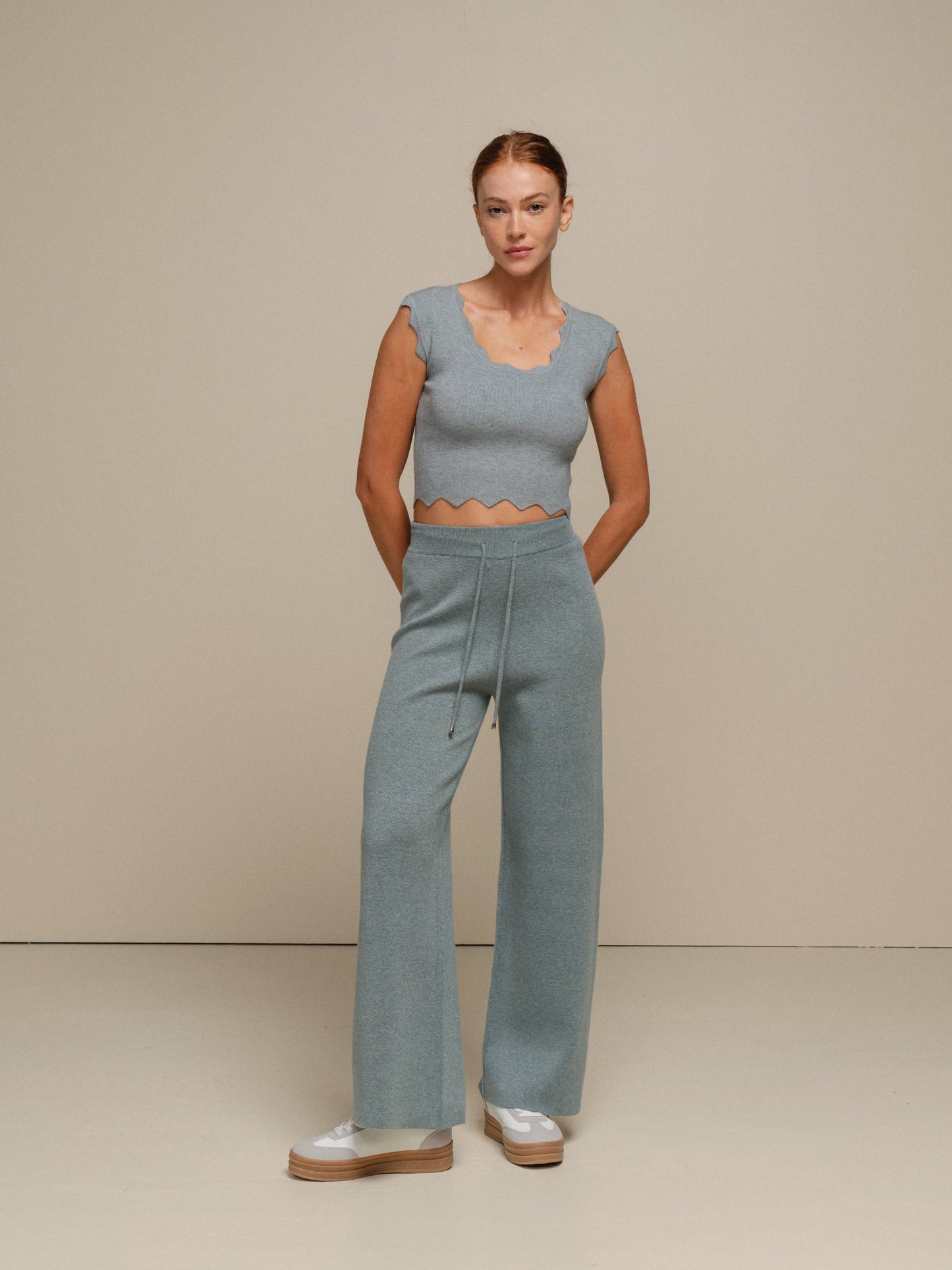 Top crop in maglia a costine con bordo ondulato