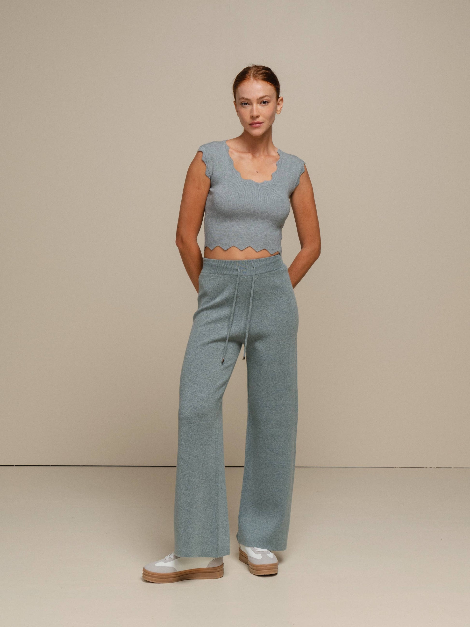 Top crop in maglia a costine con bordo ondulato