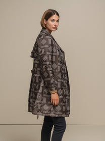 Cappotto trench fantasia geometrica con cintura