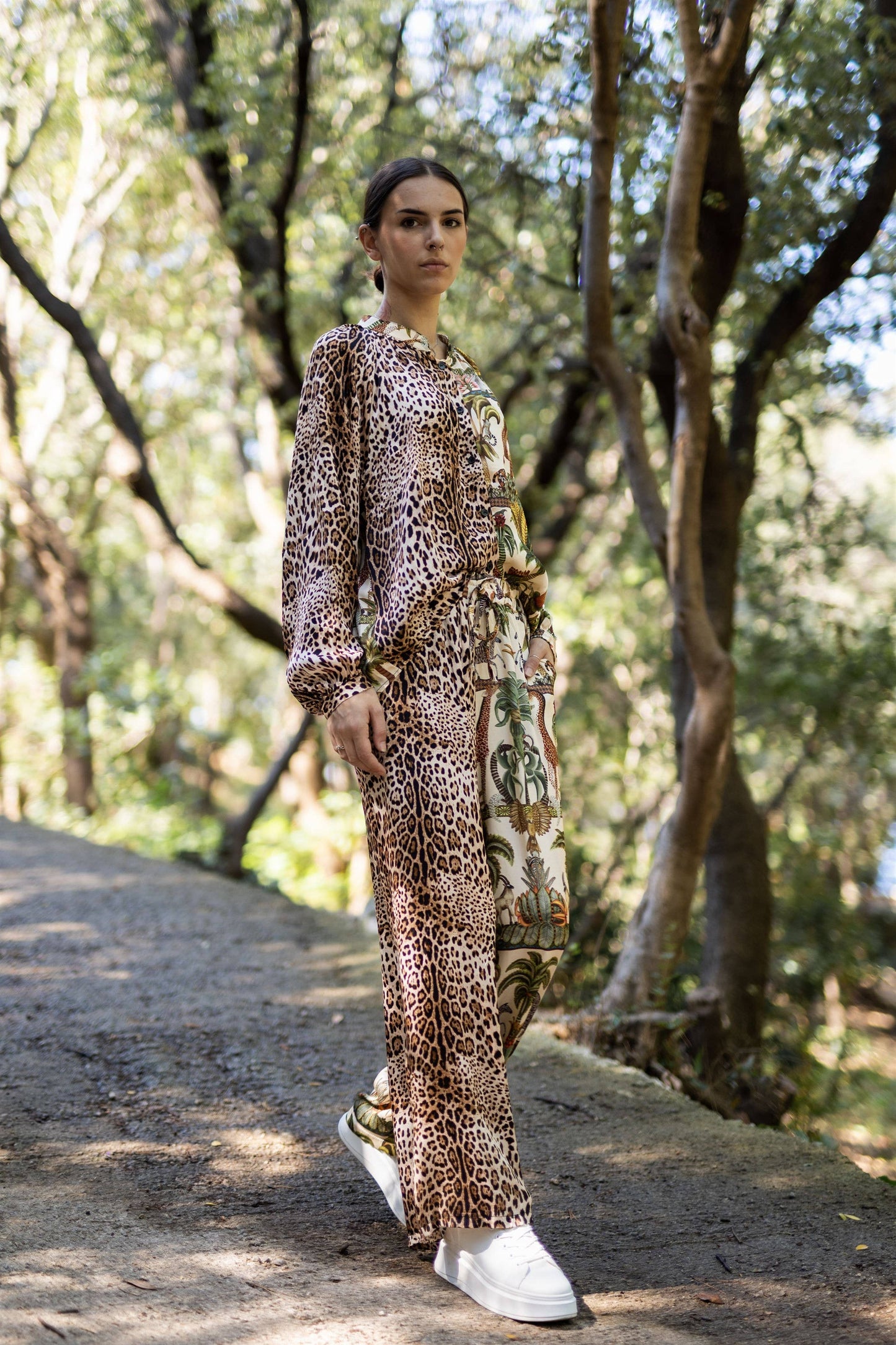 Pantaloni larghi in viscosa satinata con stampa animalier