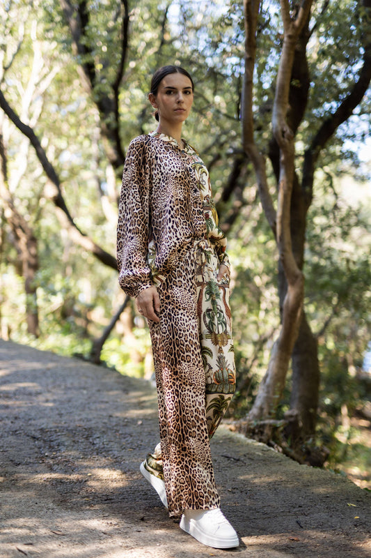 Pantaloni larghi in viscosa satinata con stampa animalier