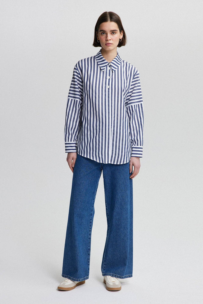 Camicia a righe con bottoni a contrasto